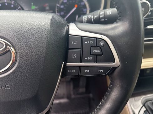 Used 2022 Toyota Highlander Limited image 14