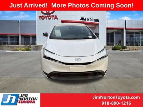 Used 2025 Toyota Prius LE FWD image 2