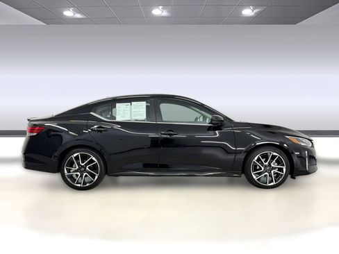 Used 2024 Nissan Sentra SR w/ SR Premium Package image 8