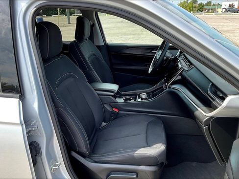 Used 2024 Jeep Grand Cherokee Laredo RWD image 16