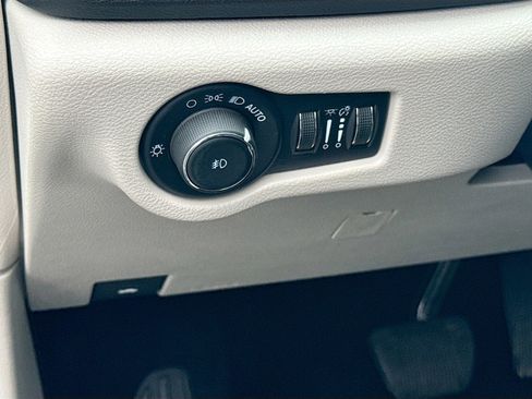 Used 2024 Chrysler Pacifica Touring-L FWD image 10