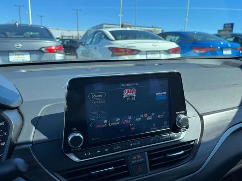 Used 2025 Nissan Altima 2.5 SV image 18