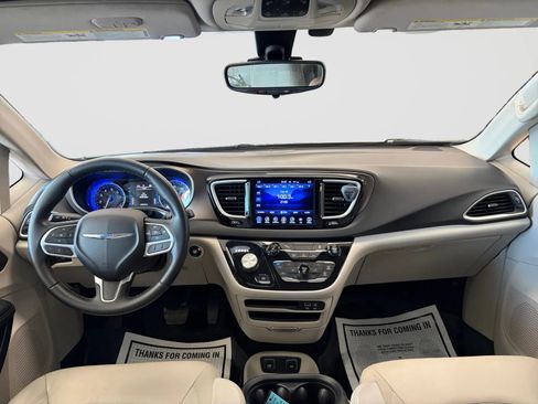 Used 2017 Chrysler Pacifica Touring-L FWD image 24
