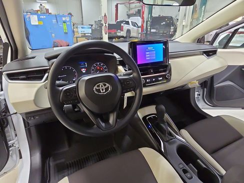 Used 2025 Toyota Corolla LE image 16