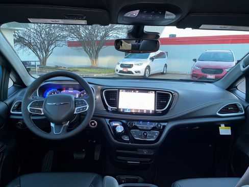 New 2026 Chrysler Pacifica Select image 12