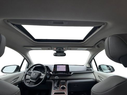 Used 2021 Toyota Sienna XLE image 11