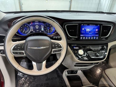 Used 2017 Chrysler Pacifica Limited image 16