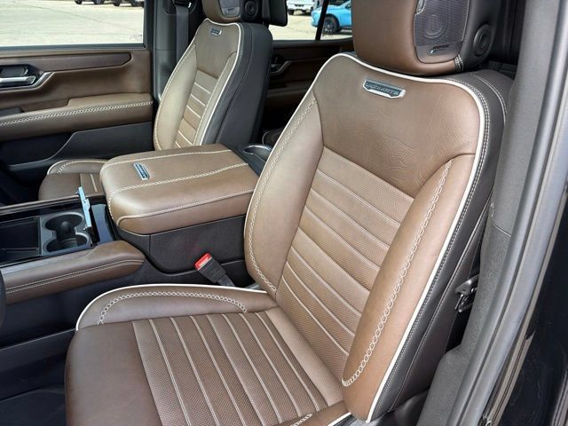 Used 2025 GMC Yukon Denali Ultimate AWD/4WD image 14