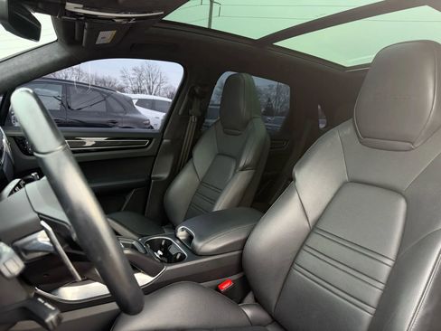 Used 2023 Porsche Cayenne Turbo w/ Premium Package Plus image 18