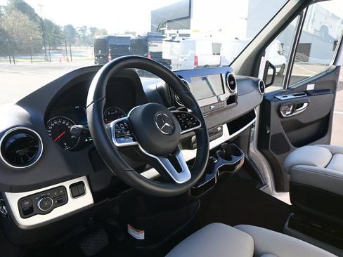 Used 2021 Mercedes-Benz Sprinter 2500 image 6