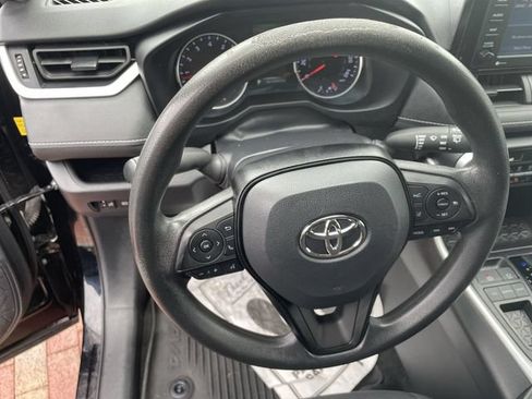 Used 2021 Toyota RAV4 LE FWD image 11