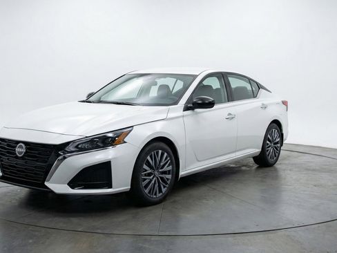 Used 2025 Nissan Altima 2.5 SV image 3