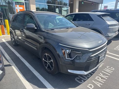 Used 2025 Kia Niro EX image 2