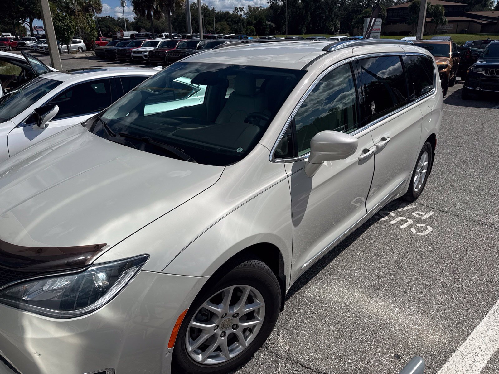 Used 2020 Chrysler Pacifica Touring-L FWD image 1