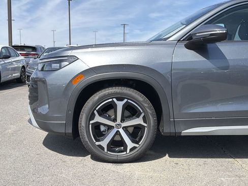New 2026 Volkswagen Tiguan SE FWD image 9