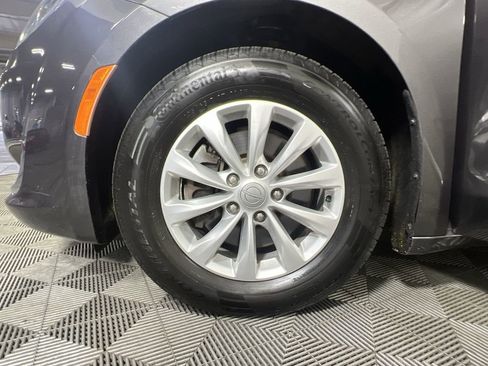 Used 2018 Chrysler Pacifica Touring-L w/ Premium Audio Group FWD image 33
