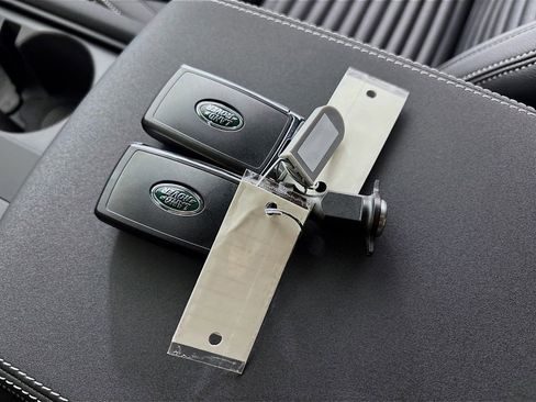 Used 2025 Land Rover Discovery Dynamic SE AWD/4WD image 17