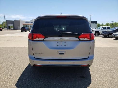 Used 2017 Chrysler Pacifica Touring-L w/ Tire & Wheel Group FWD image 5