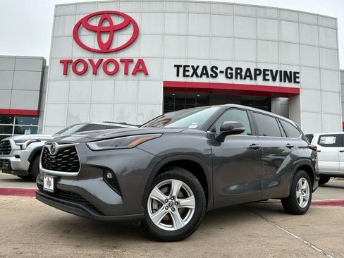 Used 2025 Toyota Highlander LE FWD image 2