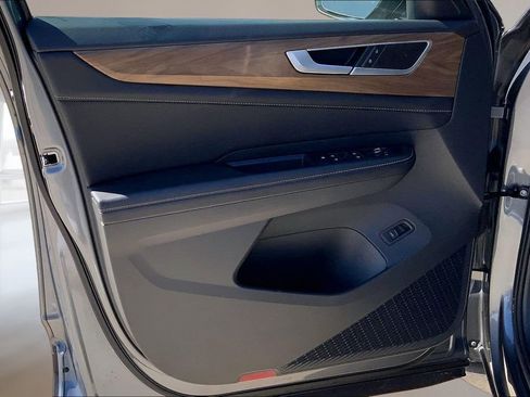 Certified 2025 Volkswagen Atlas SE FWD image 22