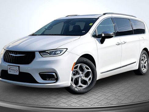 Used 2023 Chrysler Pacifica Limited FWD image 1