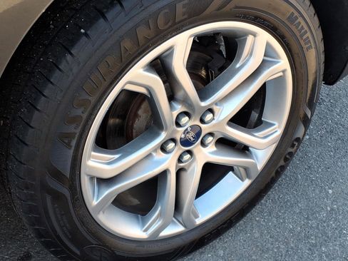 Used 2017 Ford Edge Titanium w/ Technology Package image 12