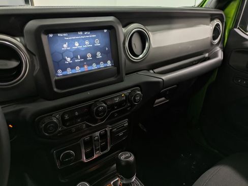 Used 2018 Jeep Wrangler Unlimited Sahara AWD/4WD image 11