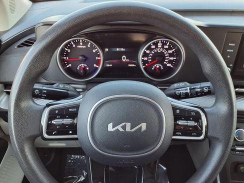 Used 2022 Kia Carnival LX image 10