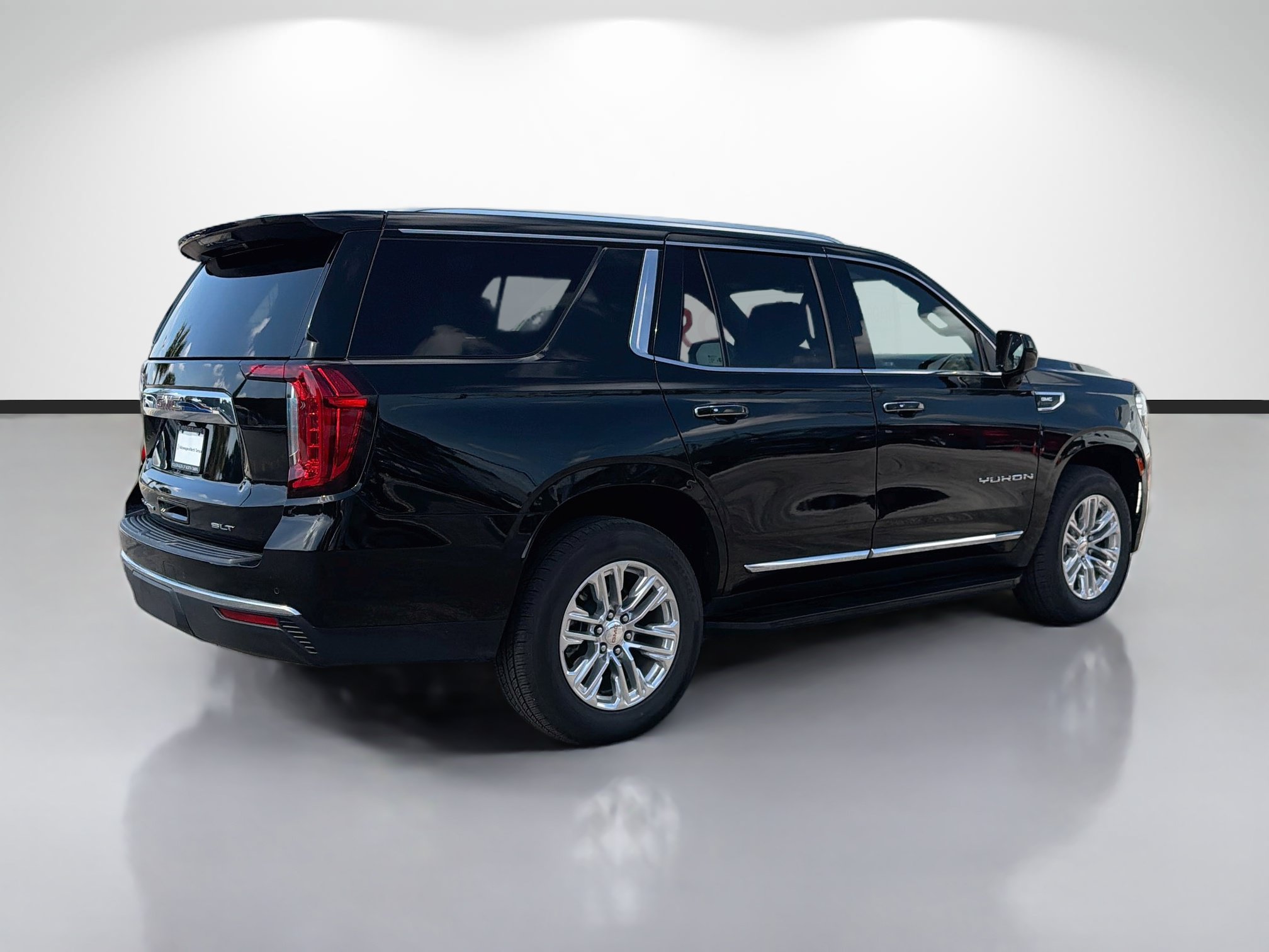 Used 2024 GMC Yukon SLT AWD/4WD image 3