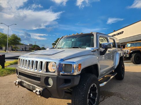 Used 2010 HUMMER H3 Luxury w/ Appearance Package AWD/4WD image 1