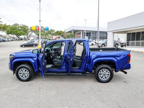 Certified 2025 Toyota Tacoma SR5 w/ SR5 Upgrade Package AWD/4WD image 11