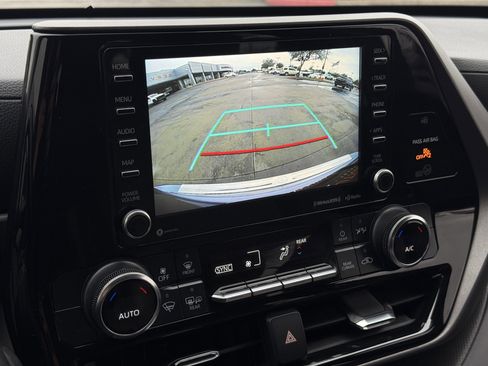 Used 2022 Toyota Highlander LE image 22