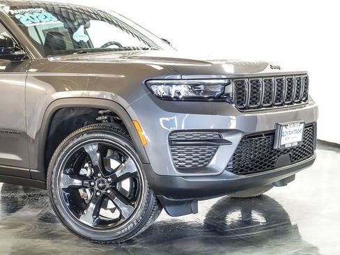 Used 2023 Jeep Grand Cherokee Altitude image 3
