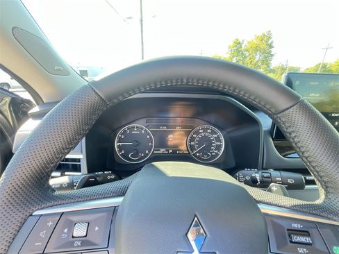 New 2025 Mitsubishi Outlander SE image 15