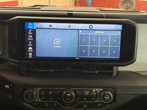 Used 2025 Jeep Wrangler Unlimited Sahara AWD/4WD image 20