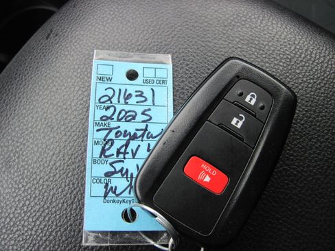 Used 2025 Toyota RAV4 XLE AWD/4WD image 20