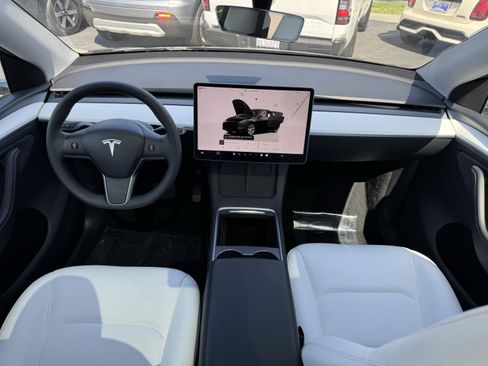Used 2024 Tesla Model Y Long Range AWD/4WD image 26