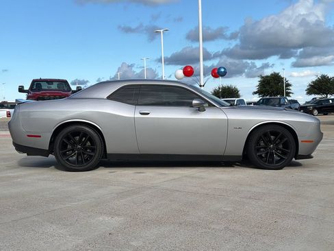 Used 2018 Dodge Challenger R/T w/ Performance Handling Group RWD image 10