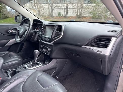Used 2017 Jeep Cherokee Overland w/ Technology Group FWD image 27