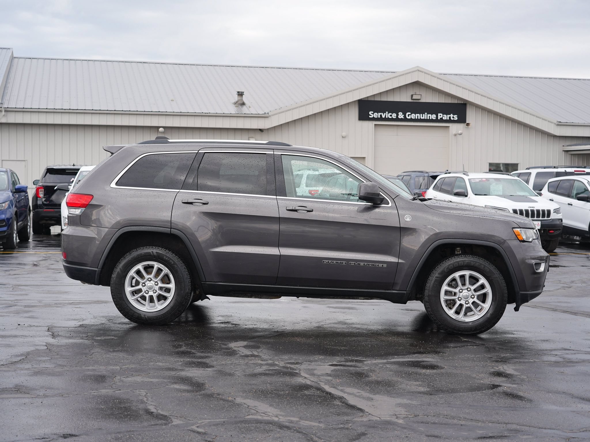 Used 2019 Jeep Grand Cherokee Laredo AWD/4WD image 2