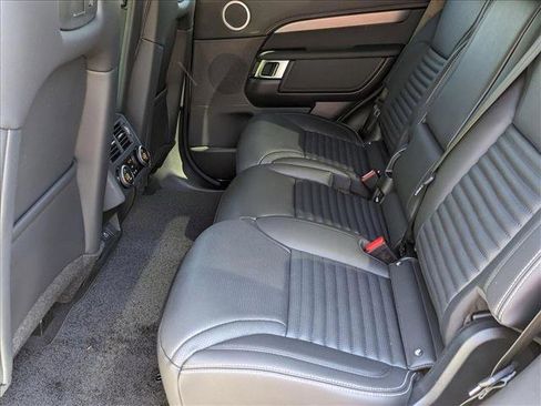 New 2025 Land Rover Discovery Dynamic SE image 17