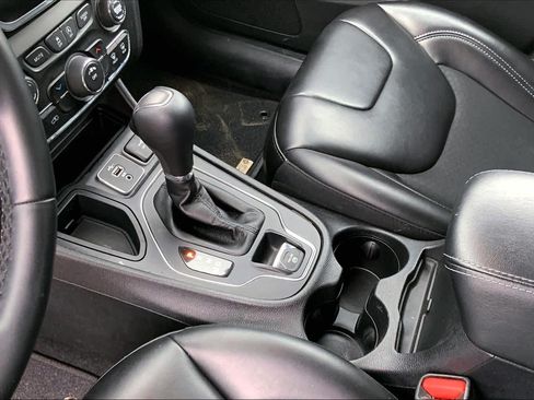 Used 2019 Jeep Cherokee Latitude Plus FWD image 17