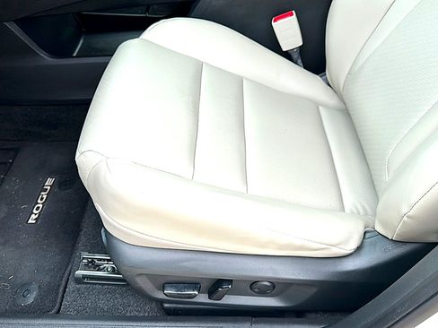 Used 2023 Nissan Rogue SV w/ SV Premium B Package FWD image 8