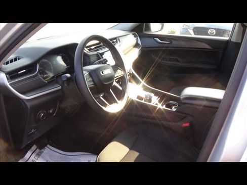 Used 2023 Jeep Grand Cherokee L Laredo image 16