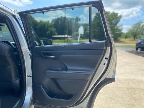 Used 2021 Toyota Highlander XSE FWD image 11