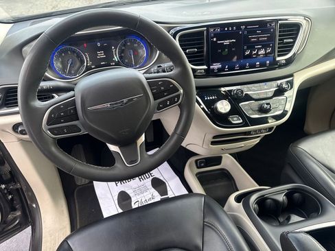 Used 2023 Chrysler Pacifica Touring-L FWD image 16