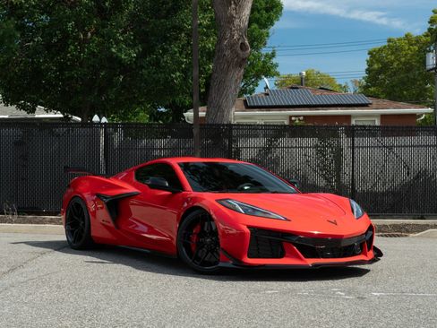 Used 2025 Chevrolet Corvette Z06 w/ Z07 Performance Package RWD image 2