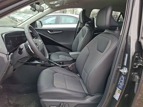 Certified 2025 Kia Niro EX w/ EX Cold Weather Package image 12