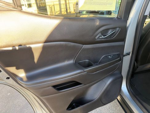 Used 2023 GMC Acadia SLT image 19