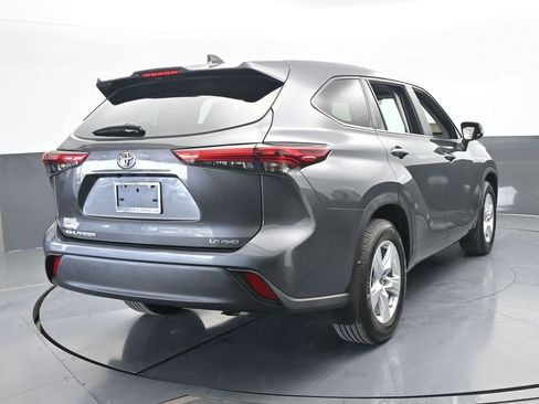 Used 2023 Toyota Highlander LE image 5